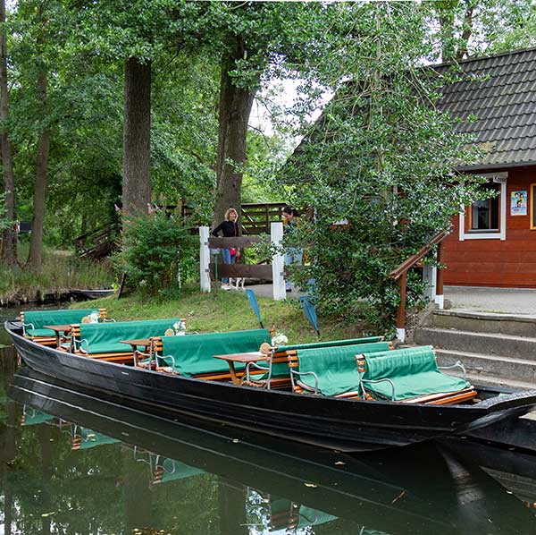 gedeckter Kahn am Bootshaus Conrad